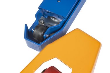 The forks of hand pallet jacks are guided into the pallet scale with Entry Protection Frame 0723
