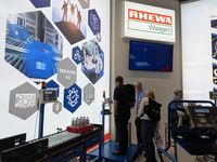 Besucher testen das Handling der RHEWA Industriewaagen