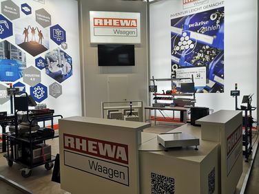 Der RHEWA-Messestand mit verschiedenen Ausführungen von Industriewaagen Der RHEWA-Messestand mit verschiedenen Ausführungen von Industriewaagen